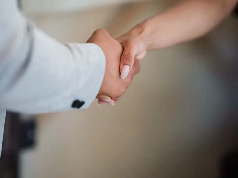 Aperto de mãos em um escritório, simbolizando a parceria